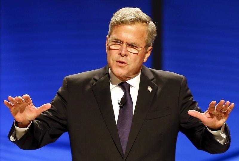 © Reuters. U.S. Republican presidential candidate and former Governor Jeb Bush speaks at the North Texas Presidential Forum in Plano, Texas