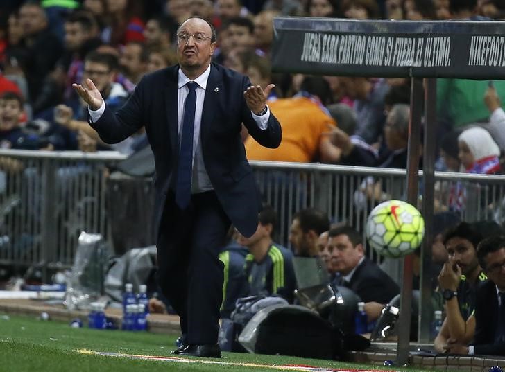 © Reuters. Técnico do Real Madrid, Rafa Benítez, gesticula durante a partida contra o Atlético de Madri, pelo Campeonato Espanhol