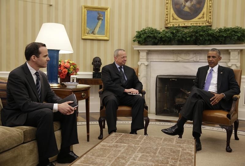 © Reuters. U.S. President Obama meets with General John Allen and Brett McGurk in Oval Office of White House in Washington