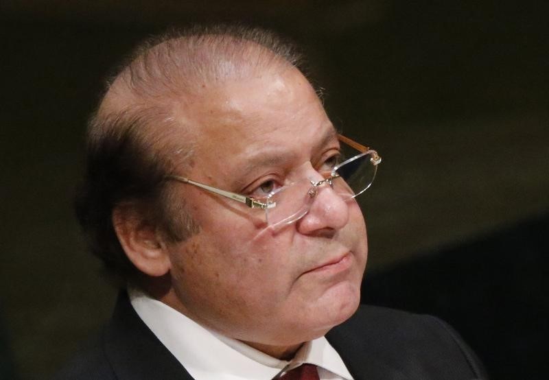 © Reuters. محتج يقاطع خطابا لرئيس الوزراء الباكستاني في واشنطن