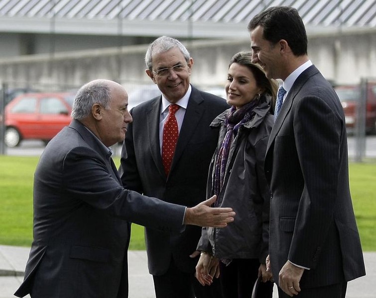 © Reuters. Spanish bussinesman Ortega greets Prince Felipe and Princess Letizia during their visit to Coruna, northern Spain