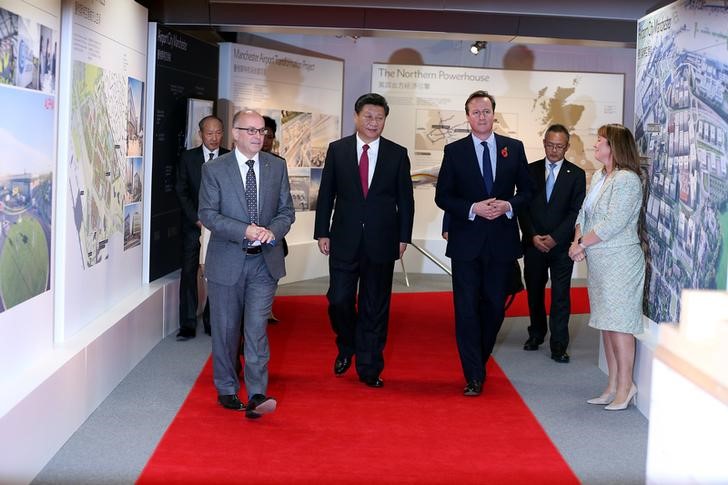 © Reuters. China's President Xi Jinping tours an exhibition at Manchester airport in Britain 