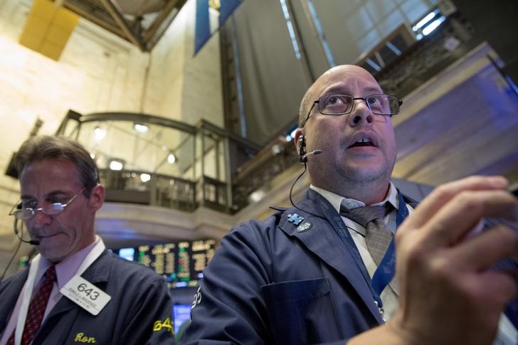 © Reuters. Traders work on the floor of the New York Stock Exchange