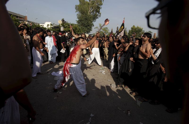 © Reuters. الشرطة: مقتل 16 شخصا في تفجير انتحاري بموكب للشيعة في باكستان