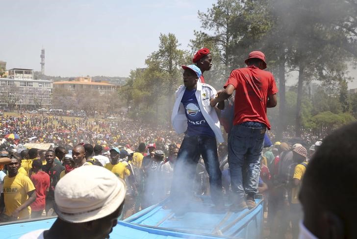 © Reuters. Estudantes protestam contra aumento nas mensalidades na África do Sul