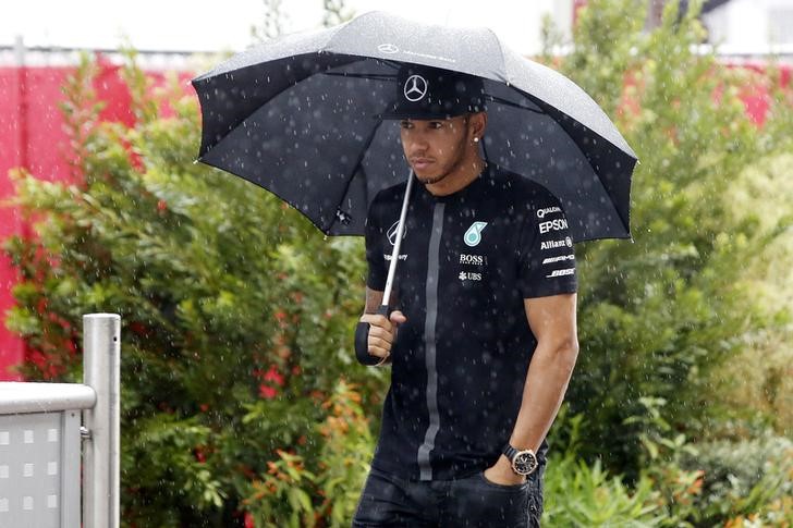 © Reuters. Piloto britânico Lewis Hamilton, da Mercedes, chega para sessão de treinos no Circuito das Américas em Austin, nos Estados Unidos