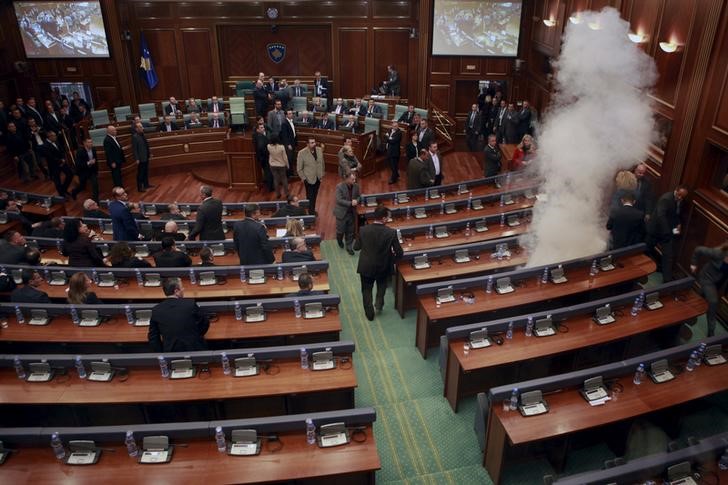© Reuters. قنبلة ثالثة مسيلة للدموع في برلمان كوسوفو تدفع أعضاءه للفرار