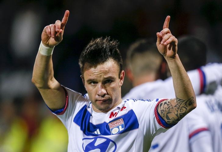 © Reuters. Mathieu Valbuena, do Olympique Lyon, comemora após marcar gol contra Toulouse