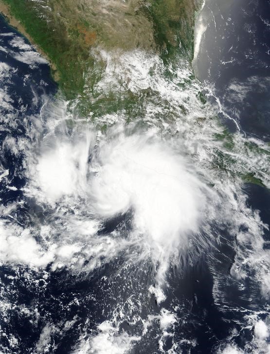 © Reuters. الإعصار القوي باتريشيا يجتاح المكسيك