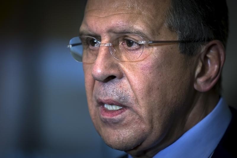 © Reuters. Russia's Foreign Minister Lavrov holds an impromptu press conference following a day of meetings in Vienna