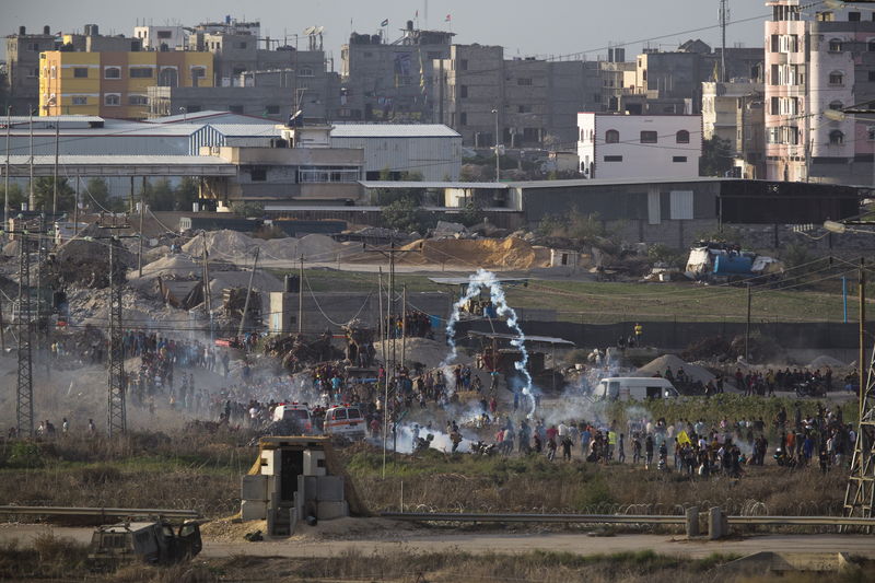 © Reuters. مقتل فلسطيني بالرصاص بعد محاولة طعن حارس حدود إسرائيلي وكيري يلتقي بعباس