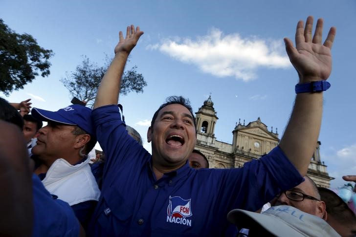 © Reuters. Sacudida por corrupción, Guatemala elige presidente entre humorista y ex primera dama 