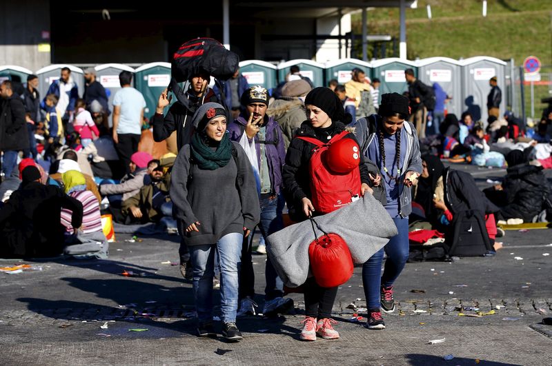 © Reuters. LES MIGRANTS AFFLUENT EN SLOVÉNIE MALGRÉ LE FROID