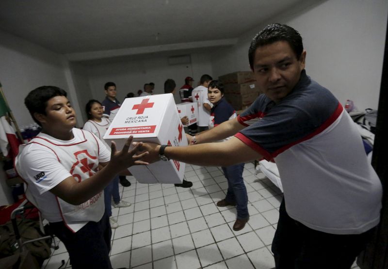 © Reuters. الإعصار القوي باتريشيا يجتاح غرب المكسيك لكنه يتفادى المدن والمنتجعات