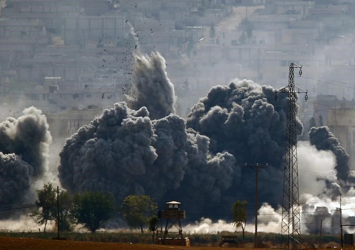 © Reuters. بيان: أمريكا وحلفاؤها ينفذون 21 ضربة جوية أخرى على تنظيم الدولة الإسلامية
