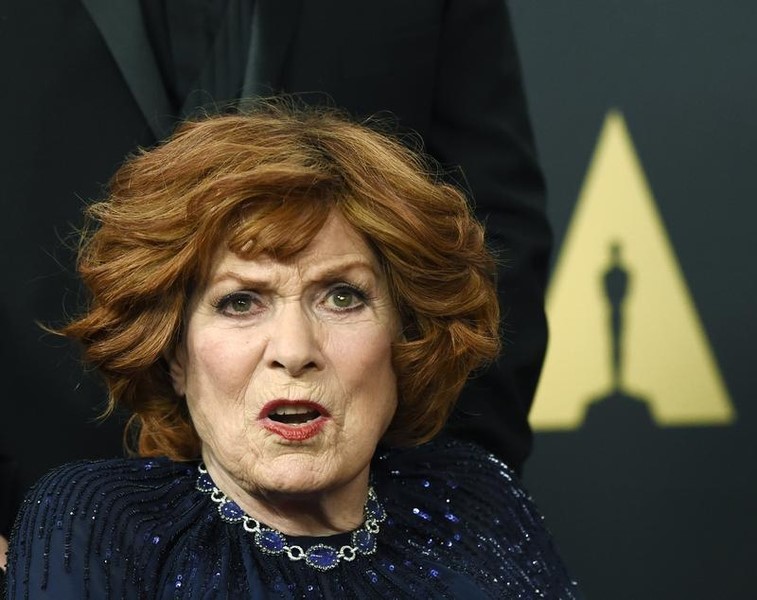 © Reuters. La actriz Maureen O'Hara posa durante una entrega de premios en Los Ángeles