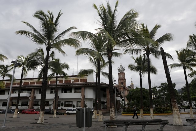 © Reuters. Un hombre camina por la ciudad costera mexicana de Puerto Vallarta