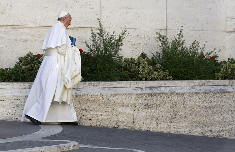 © Reuters. البابا فرنسيس ينتقد الأساقفة "ذوي القلوب المغلقة"