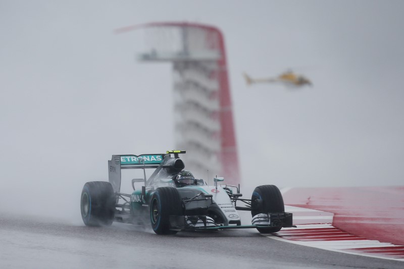 © Reuters. El piloto alemán de Mercedes Nico Rosberg conduce su monoplaza bajo la lluvia por el circuito de Austin, Texas, EEUU