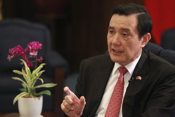 © Reuters. Taiwan's President Ma Ying-jeou answers a question during an interview with Reuters at the Presidential Office in Taipei 