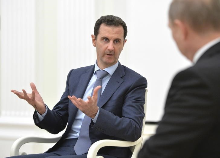 © Reuters. Syrian President Assad speaks during a meeting with Russian President Putin at the Kremlin in Moscow