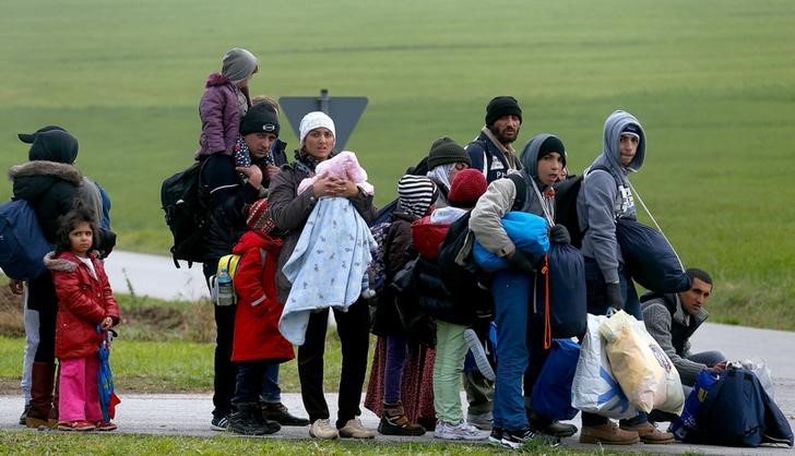 © Reuters. Migrants rest after crossing the Austrian-German border in Wegscheid