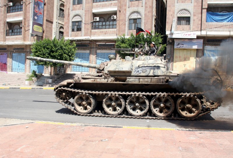 © Reuters. Pro-government fighter rides on a tank during clashes with Houthi fighters in Yemen's southwestern city of Taiz