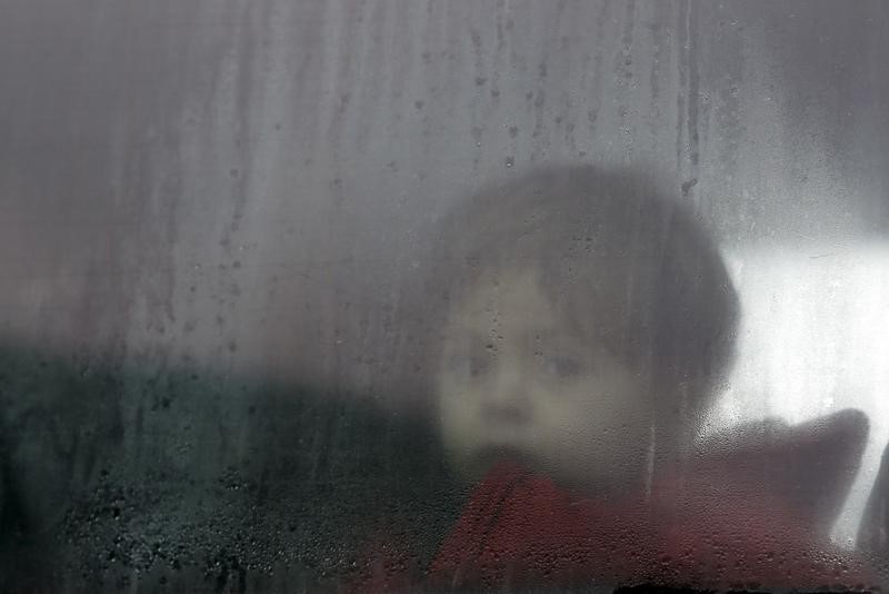 © Reuters. A migrant child sits in a bus on the way to a registration camp in Preshevo