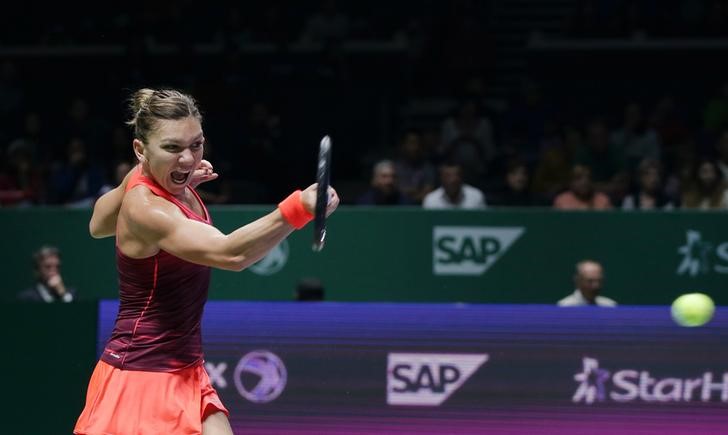 © Reuters. هاليب تفوز في افتتاح البطولة الختامية لتنس السيدات