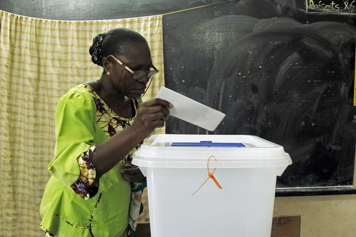 © Reuters. الناخبون في ساحل العاج يصوتون في أول انتخابات رئاسية منذ الحرب الأهلية