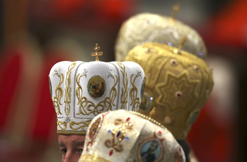 © Reuters. Clergy members are seen before Pope Francis leads a mass to mark the closure of the synod on the family in Saint Peter's Basilica at the Vatican