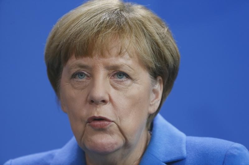 © Reuters. El apoyo al bloque de Merkel, en mínimos de 3 años por la crisis migratoria