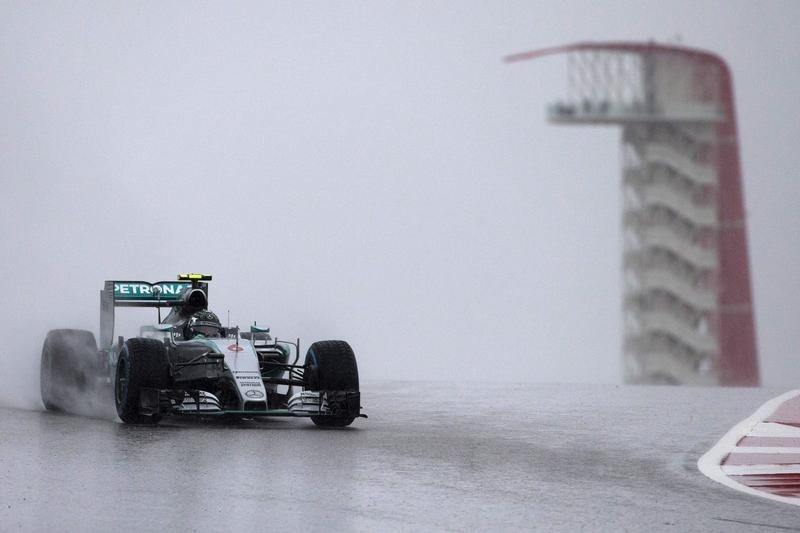 © Reuters. روزبرج أول المنطلقين في سباق أمريكا بعد تجارب تأهيلية أثرت عليها الأمطار