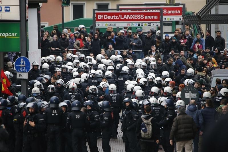 © Reuters. الشرطة الألمانية تستخدم مدفع مياه لفض اشتباكات في تجمع لليمين المتطرف 