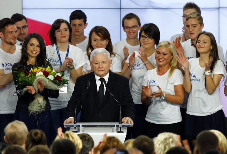 © Reuters. The leader of Poland's main opposition party Law and Justice Kaczynski addresses as his daughter Marta looks on after the exit poll results are announced in Warsaw