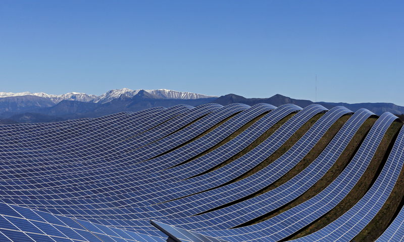 © Reuters. File photo of solar panels to produce renewable energy at the photovoltaic park in Les Mees, in the department of Alpes-de-Haute-Provence