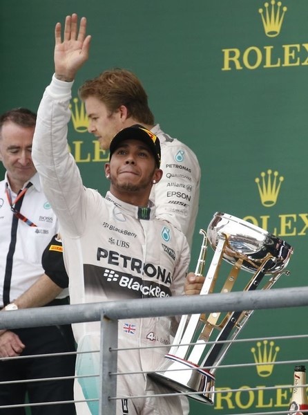 © Reuters. هاميلتون يفوز بسباق أمريكا ويحقق لقبه الثالث في فورمولا 1