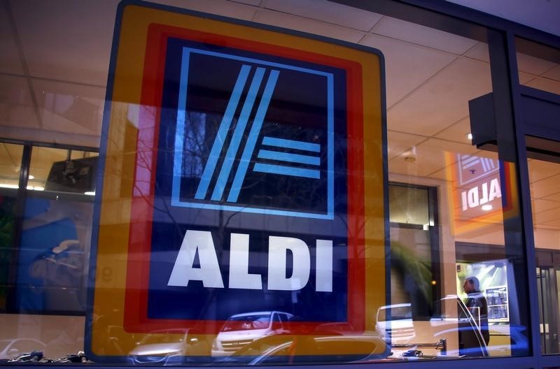 © Reuters. A customer walks into the German discount supermarket ALDI in Sydney, Australia