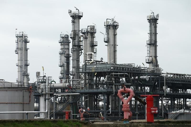 © Reuters. The refinery of Austrian oil and gas group OMV is pictured in Schwechat