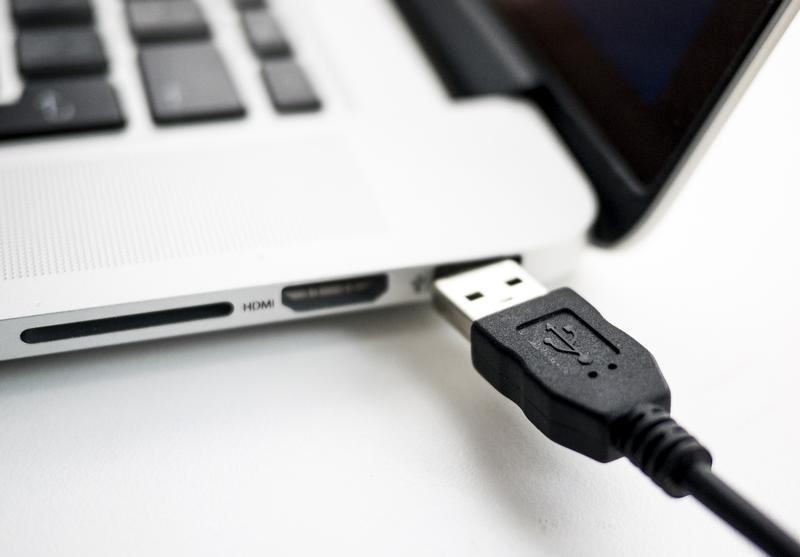 © Reuters. Photo illustration shows USB device being plugged into a laptop computer in Berlin