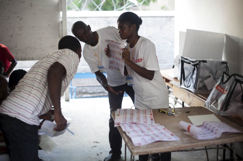 © Reuters. انتهاء التصويت في انتخابات تاريخية بهايتي دون مشاكل كبيرة