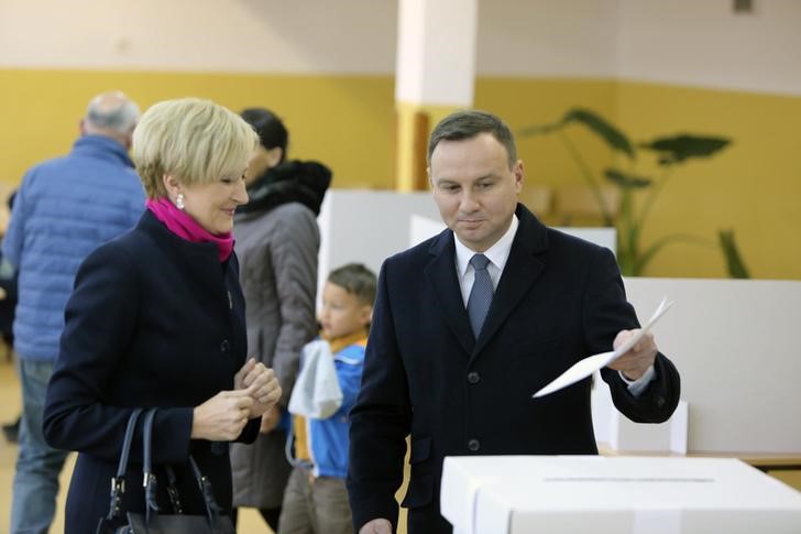© Reuters. Euroescépticos se adjudican victoria histórica en elecciones en Polonia