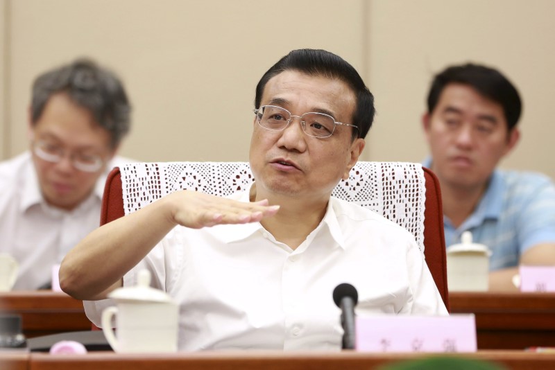 © Reuters. Chinese Premier Li gestures as he speaks at a meeting to hear the investigation report of the explosions on August 12 at Binhai new district of Tianjin, in Beijing