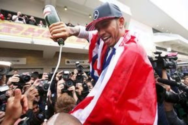 © Reuters. Hamilton se corona tricampeón de F1 tras ganar en Estados Unidos