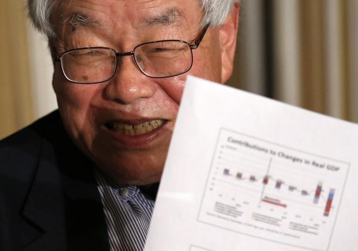 © Reuters. Koichi Hamada, professor emeritus of economics at Yale University and an economic adviser to Japan's Prime Minister Shinzo Abe, speaks during a news conference in Tokyo