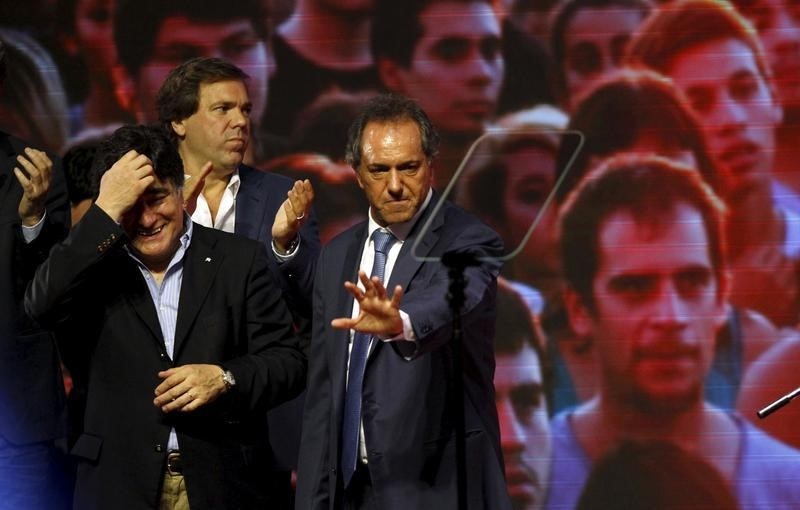 © Reuters. AIl candidato governativo Daniel Scioli durante un comizio a Buenos Aires