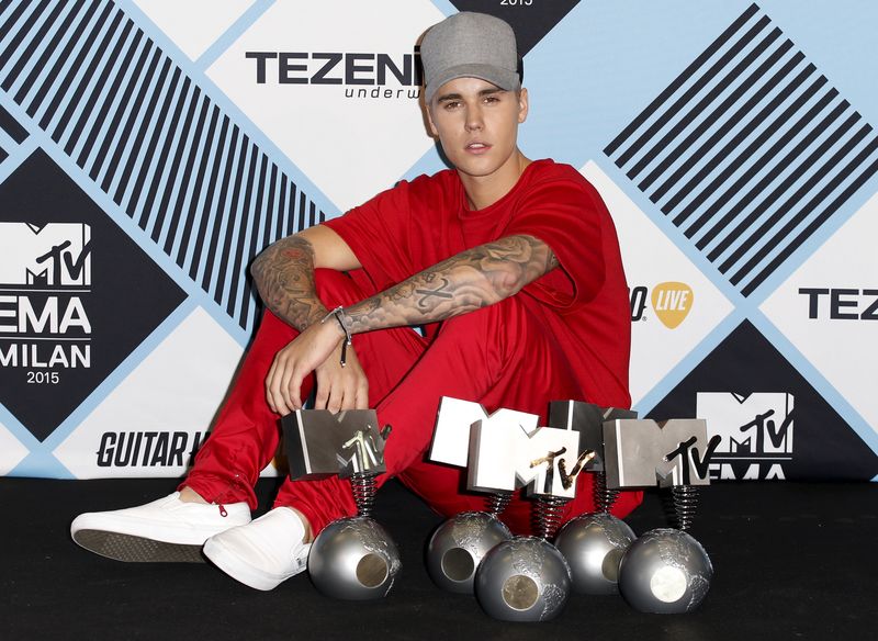 © Reuters.  Justin Bieber triunfa en los premios europeos de la MTV 