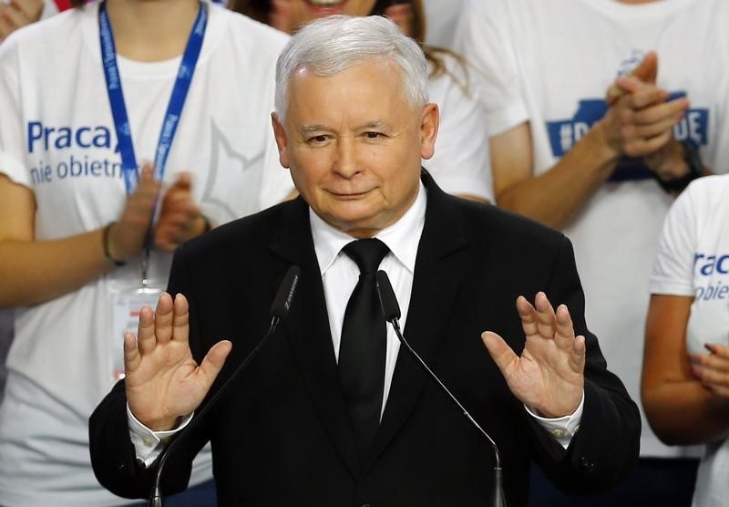 © Reuters. The leader of Poland's main opposition party Law and Justice Kaczynski addresses after the exit poll results are announced in Warsaw