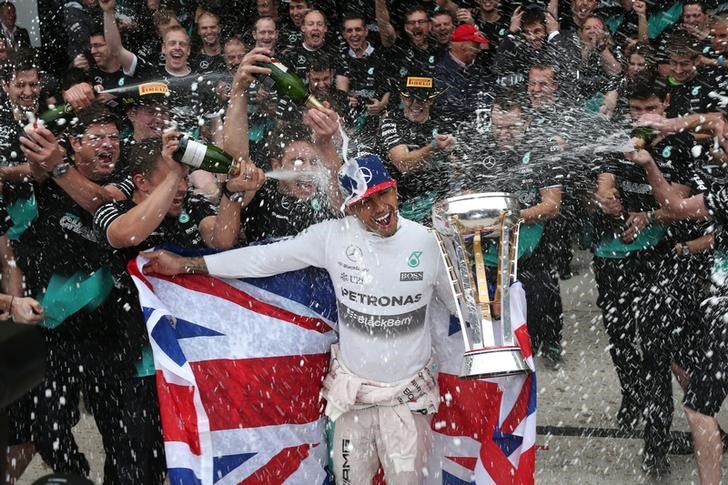 © Reuters. Lewis Hamilton celebrando tricampeonato, nos Estados Unidos