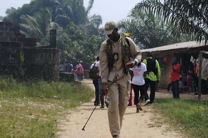 © Reuters. خبراء: استخدام قوات أجنبية في مكافحة الايبولا كان ضروريا